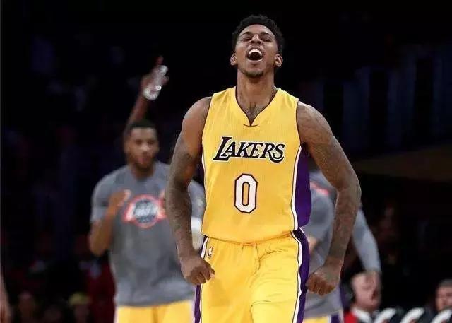 后腰提前站 后腰提前站